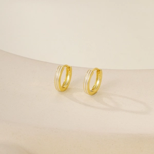 Minimalistische gouden oorringen met witte emaille strepen en scharniersluiting