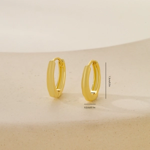 Detail shot of golden oval hoop earrings with 1.3cm height and 0.2cm thickness