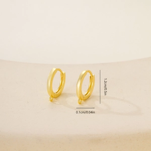 Detalle de pendientes geométricos dorados de 1,2 cm para la creación de joyas artesanales