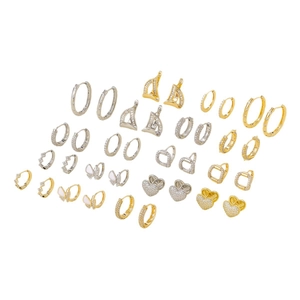 Auswahl an Zirkonia-Ohrringen und luxuriösen Ohrklemmen in Gold- und Silbausführung