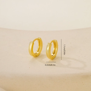 Detalle de pendientes de aro geométricos dorados de 1,1 cm con medidas y acabado pulido