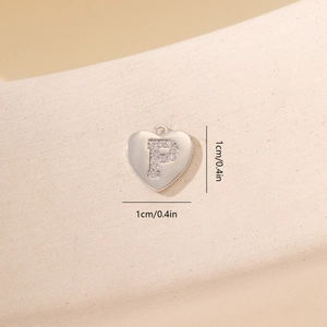 Dettaglio pendente a cuore lettera P con zirconi e indicazione misura di 1cm