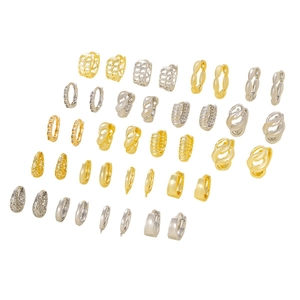 Set de pendientes de aro geométricos minimalistas en acabados oro y plata