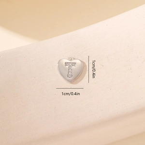 Dettaglio del ciondolo a cuore in argento con zircone lettera T e misure di taglia