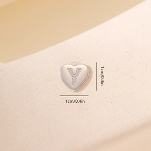 Dettaglio pendente a cuore argento 1cm con lettera Y e zirconi cubici scintillanti