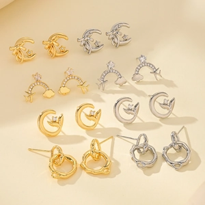 Goldene und silberne geometrische Ohrstecker mit Schleifen-, Mond- und Flugzeugdesign