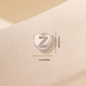 Macro del ciondolo a cuore argento con lettera Z e pietre di zircone, misura 1 cm