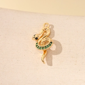 Pendentif serpent du zodiaque avec zircons verts sur breloque en métal doré
