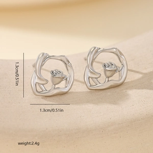 Detailed close-up of 1.3cm silver flower earring with dimensions and weight data