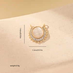 Detail eines Sonnenanhängers mit Opalstein und Zirkonbesatz, Größe 1,4 cm mal 1,3 cm