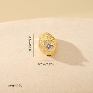 Makroaufnahme einer 0,8 cm goldenen Kupfer-Abstandshülse mit Zirkon und Bio-Struktur