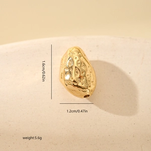 Makroansicht einer goldenen unregelmäßigen Perle mit Textur für DIY-Schmuckherstellung