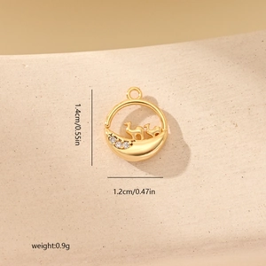Makroaufnahme Gold-Kamel-Anhänger mit Maßen 1,4cm x 1,2cm und einem Gewicht von 0,9g