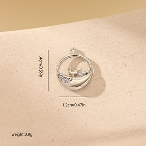 Makroaufnahme von silbernem Kamel-Ringanhänger mit Zirkon-Inlay und Abmessungen