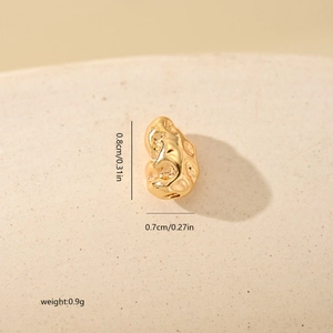 Makroaufnahme einer unregelmäßigen Gold-Zirkon-Perle für DIY-Schmuck mit 0,8 cm Größe