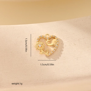 Makro-Detail eines 1,5 cm Gold-Herzanhängers mit Sonnenblume, Elefant und Zirkonia-Steinen