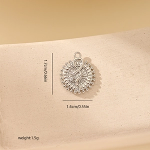 Silberner geometrischer Anhänger mit Schlangen-Detail, 1,7cm Höhe und 1,4cm Breite Maße