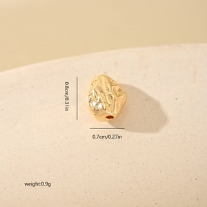 Makroansicht der 0,8 cm unregelmäßigen vergoldeten Kupferperle mit Steinstruktur für DIY-Handwerk