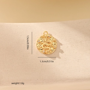 Detaillierte Nahaufnahme eines Goldschlangenanhängers mit Zirkonia für DIY-Schmuck