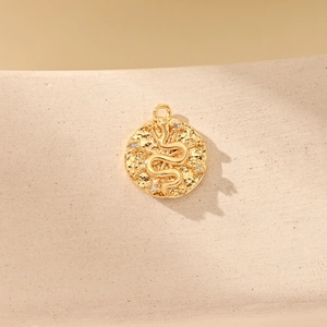 Vergoldeter runder Schlangenanhänger mit Hammerschlagstruktur und Zirkonia für DIY-Schmuck