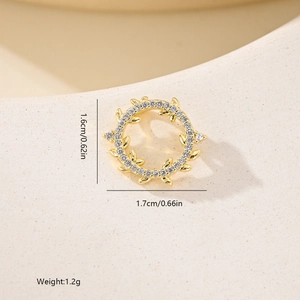 Macro shot of 1.6cm gold wreath pendant with leaves and white zircon stones