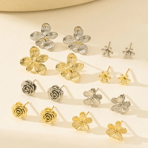 Set di orecchini a lobo floreali minimalisti in oro e argento con design a fiori
