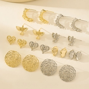 Set di orecchini geometrici in oro e argento con design a ventaglio e uccello