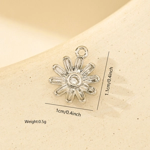 Dettaglio del ciondolo a margherita in argento con zirconi e dimensioni precise