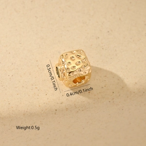 Macro view of a 0.5cm hammered gold square bead with dimensions and weight labels