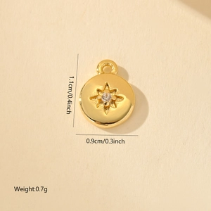 Vue détaillée du pendentif étoile dorée avec zircon, dimensions 1,1 cm sur 0,9 cm
