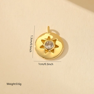 Détail macro du pendentif étoile solaire dorée avec zircon et dimensions indiquées
