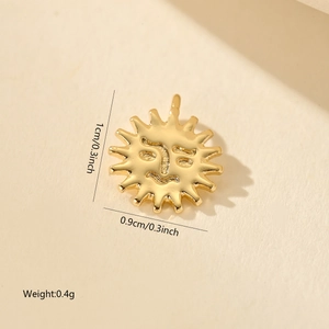 Vue macro détaillée montrant les dimensions d'un pendentif soleil doré avec zircon