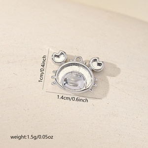 Macro detail of a 1.4cm 3D silver crab pendant with size and weight measurements