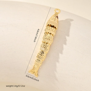 Vue détaillée du pendentif poisson doré flexible de 4.6cm avec texture d'écailles précise
