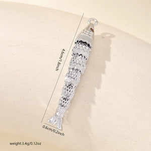 Pendentif carpe koi articulé en argent avec détails des dimensions et du poids exact