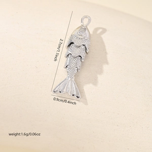 Détail macro d'un pendentif carpe koi articulé avec écailles et dimensions 2,7x0,9cm