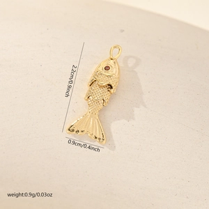 Pendentif carpe koi dorée avec œil en pierre rouge et texture d'écailles pour bijoux