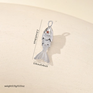 Détail du pendentif poisson koi argenté avec œil en pierre orange et écailles fines