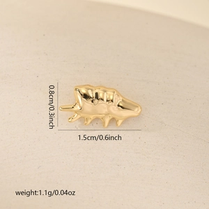 Macro detail showing 1.5cm golden zircon shell pendant dimensions and weight specifications