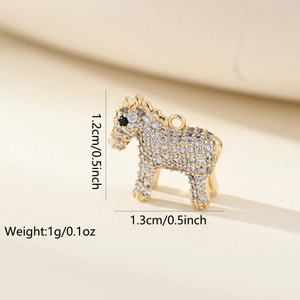 Detailopname van 18K vergulde paard hanger met kristallen en maatinformatie