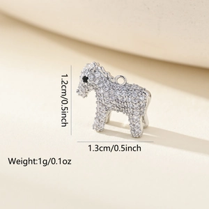 Detailopname van een zilveren paardenhanger met witte zirkoon en afmetingen 1,2cm x 1,3cm