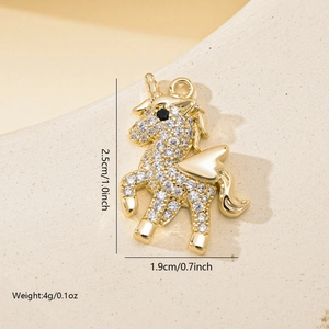Detail van een gouden eenhoorn hanger met zirkonia, afmeting 2,5cm bij 1,9cm