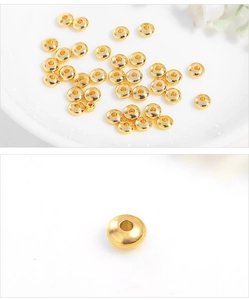 Detalle macro de cuentas espaciadoras doradas para creación de joyas DIY y pulseras
