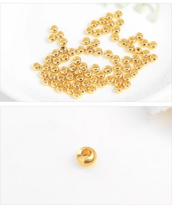 Primer plano de cuentas espaciadoras doradas redondas para joyería DIY y pulseras hechas