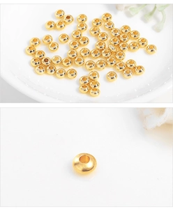 Primer plano de cuentas espaciadoras doradas redondas para joyería DIY y pulseras hechas a mano