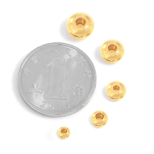 Cuentas espaciadoras doradas planas en cinco tamaños para joyería DIY con moneda de escala