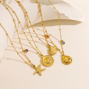 Goldene Ozean-Halsketten mit Seestern- und Muschelanhängern und bunten Edelsteinen