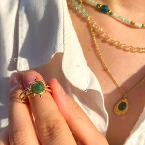 Boho-Goldring mit grünem Jadestein und Doppelband in warmem natürlichem Sonnenlicht