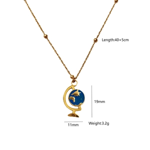 Detalle del colgante planeta dorado de 19x11mm y cadena con longitud de 40+5 centímetros