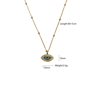 Detalle del collar con colgante de ojo de buey dorado 15x9mm y piedra de circón azul